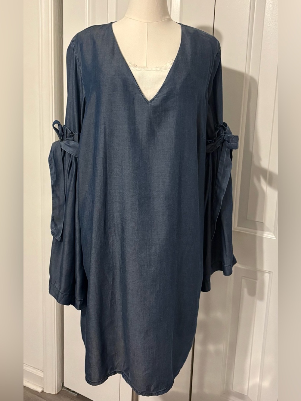 Unbranded Lightweight Chambray Blue V-Neck Tie-Sleeve Tunic Top